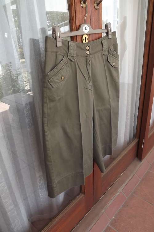 Ladies size 40/16 KHAKI green long shorts with wide legs.Pretty pockets on front.Can wear with belt