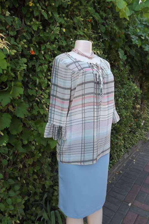 Tasteful printed striped top in subtle colours.Rounded yoke with tiestrings.Size 32/8 by EXACT