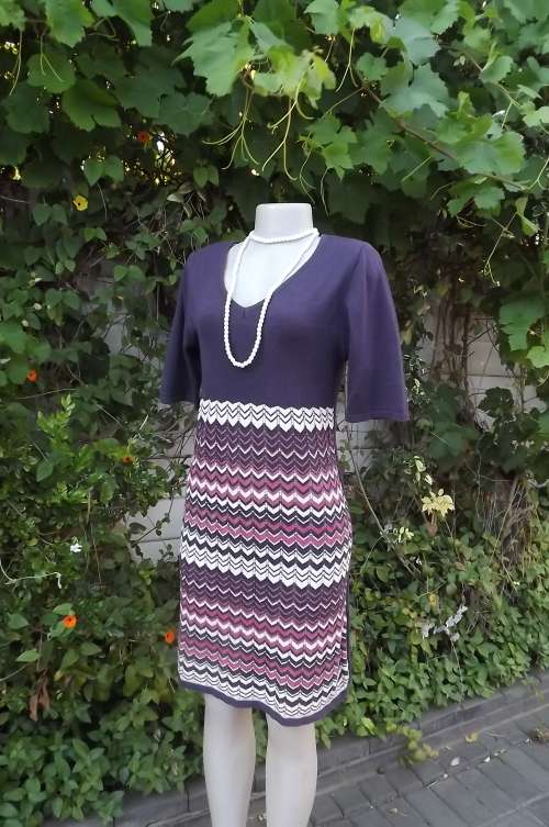 Knitted short sleeve V neck calf length dress in cotton/acrylic knit yarn.Good condition