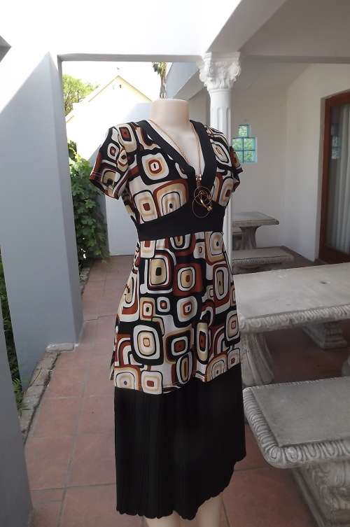 Charming graphic print long top in stretch polyester.Size 36/12 by NEW FEELING.As new.