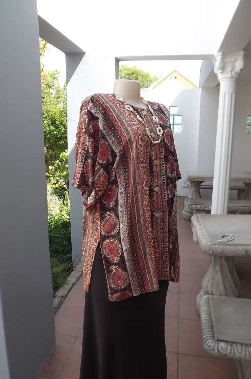 Pretty collarless 100% viscose top in size 42/18.With short sleeves and button down front.