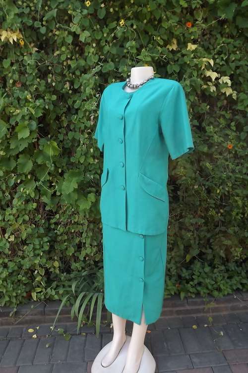Elegant jade colour 2 piece skirt suit by MARCELTI in size 38/14.Skirt button down at left front