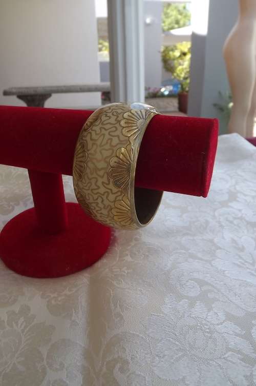 Splendid wide gold toned bangle with fascinating design. Width 4cm.As new