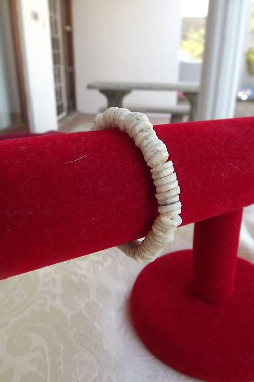 Charming stretch bracelet made from round shell pieces from MAURITIUS
