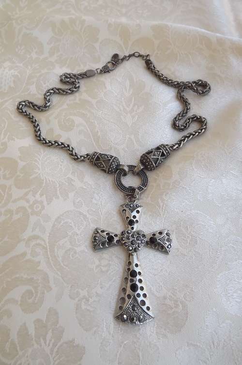 Antique look silver tone chain with intersting cross.Marking D + H