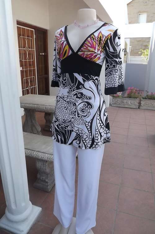 Chic and sexy stretch polyester LEGIT top in size 32/8.Empire waist.Black and white geometric print