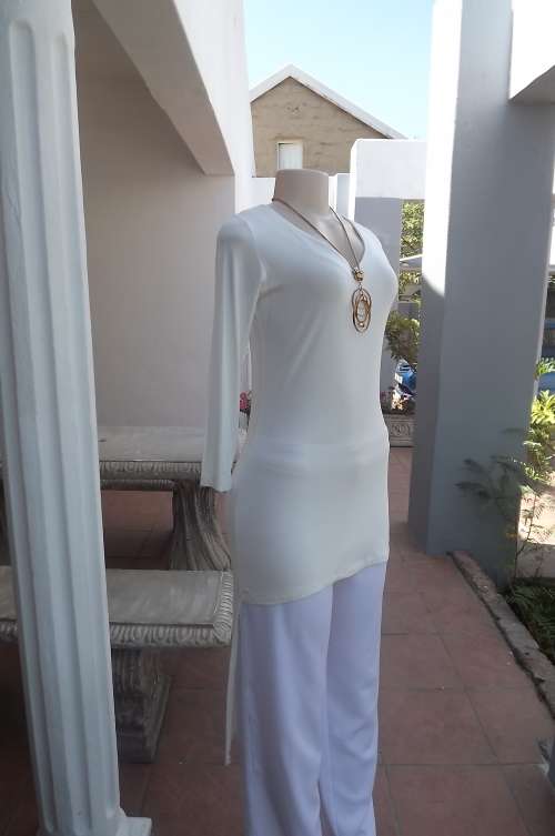 Amazing white stretch cotton long sleeve top by KOYA from Korea.Size 32/8.Long at back.V neckline