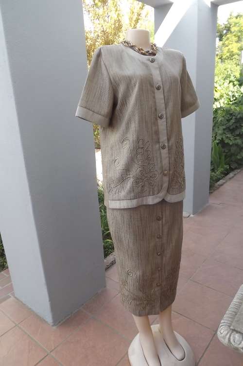 Marvelous 2 piece ROYAL COURT skirt suite in natural colours.In 36/12.New condition