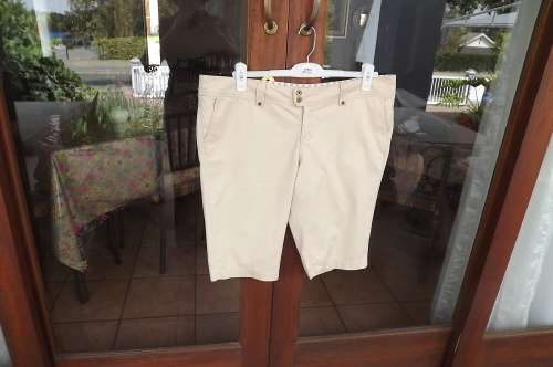 Beige KELSO shorts in size 40/16.Knee length.Two side pockets.In 100% cotton.Can wear with belt