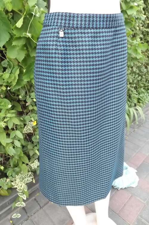 Fabulous winter pencil skirt in blue/purple and black check.By MATSON size 40/16.Fully lined
