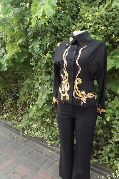Exceptional short styled jacket in black with gold chain and ribbon print.Size 32/8 from Japan