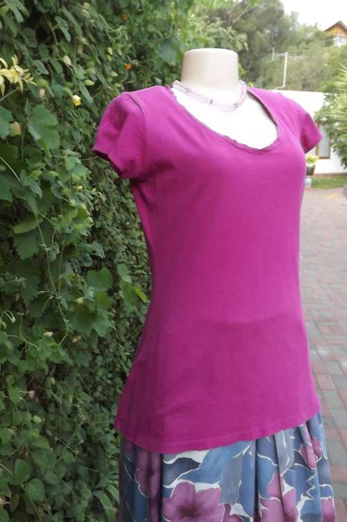 Dark pink V neck T shirt by RED size 34/12.Long length.Capped sleeves.In 100% cotton.