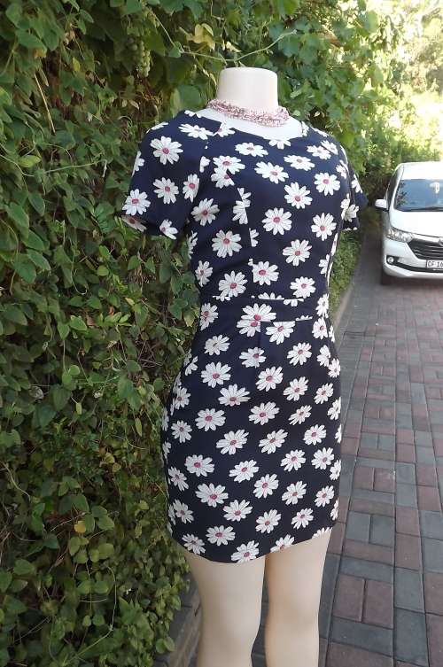 Pretty boutique made navy dress with white daisies.Size 30/6.Button down skirt back.Low back.