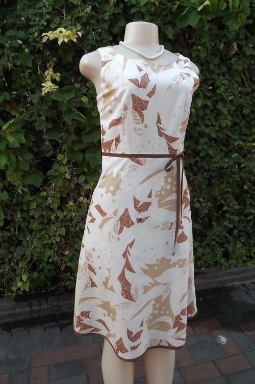 Pretty 100% cotton dress in beige and brown colours.In leaf patterns.Size 32/8 by ANNCHEPI