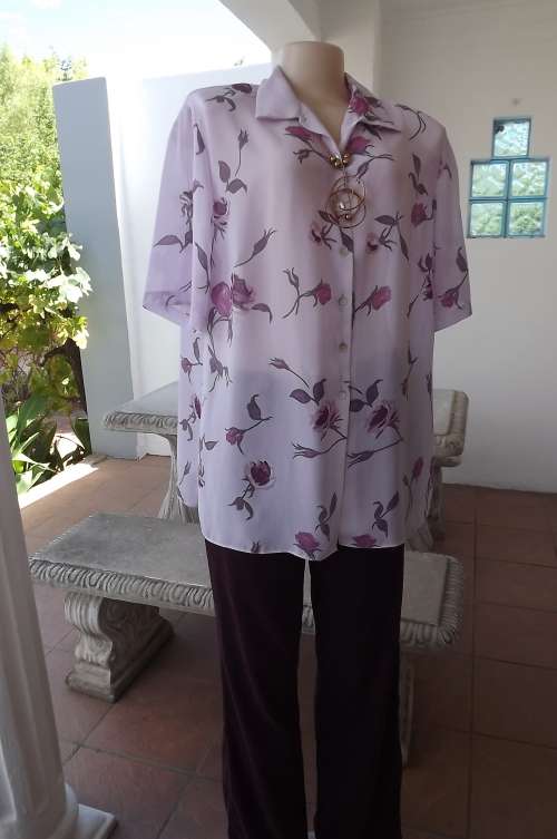 Summer blouse in lilac with dark purple flowers by DONNA CLAIRE.Size 42/18.As new