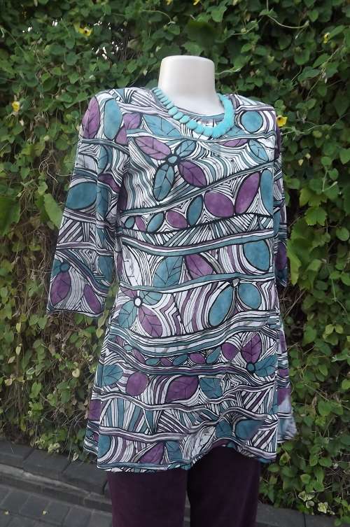 Retro print long top in mulberry and jade with white in size 36/12.Made with soft 100% polyester
