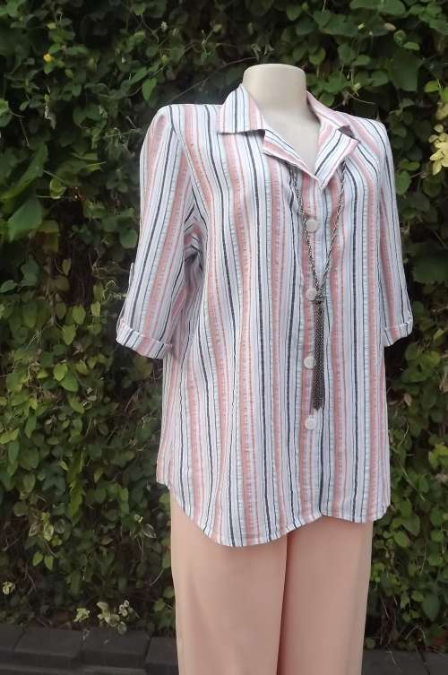 Pretty striped seersucker blouse with pull-up sleeves.Size 40/16.Good condition