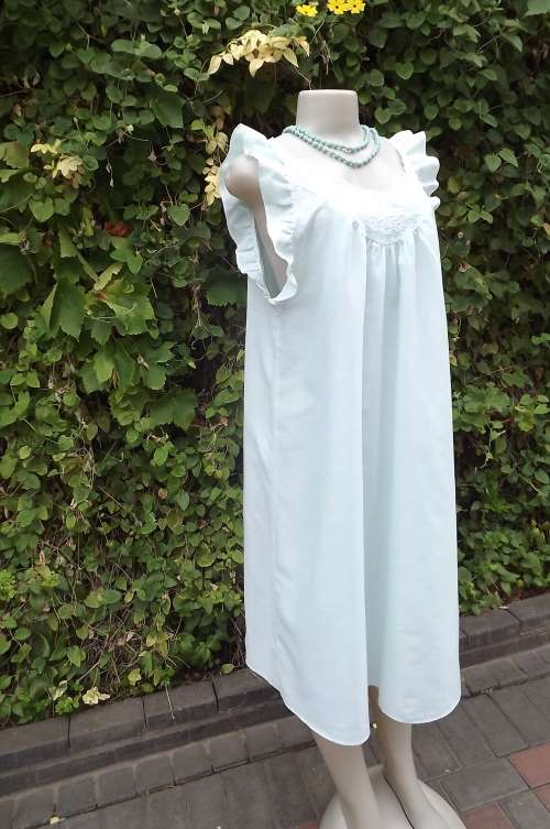 Soft mintgreen polyester/cotton vintage nighty.Size M by TRUWORTHS.Sleeveless with frilled armholes