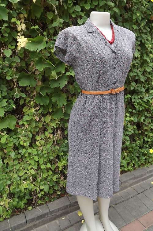 Stunning navy and beige polyester dress with small brick colour paisley pattern.Size 35/11