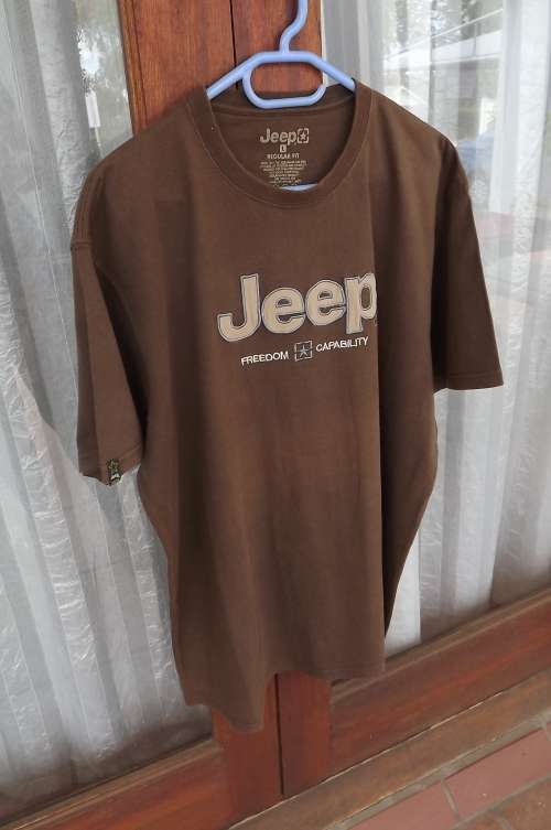 Brown original JEEP t-shirt in size Large.Used but still fine for everyday wear