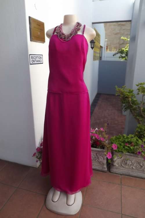 Elegant magenta pink boutique made 2 piece evening/special occasion dres.Size 40/16.