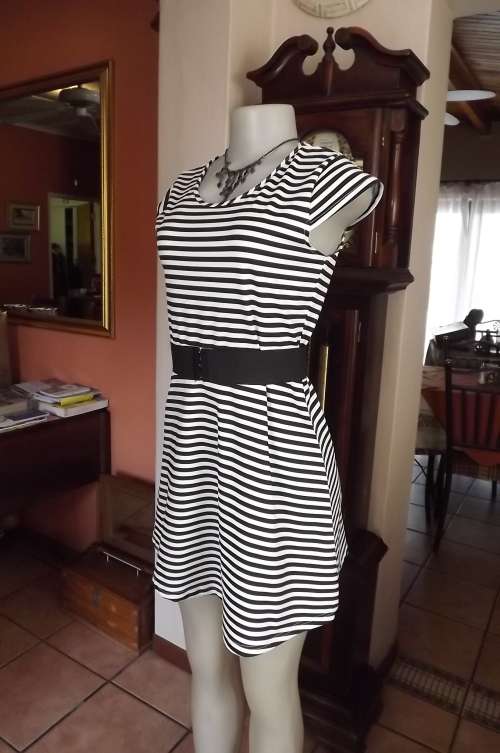 Sexy black and white striped  dress.Size 32/8.Stretch in polyester/linen.With stretch black belt