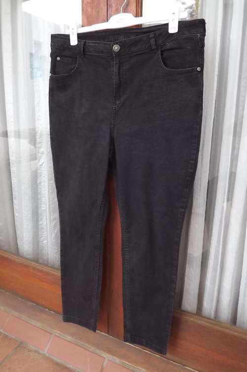 Black denim pants by DONATELLA in size 42/18.High waist.Skinny legs.Good condition.