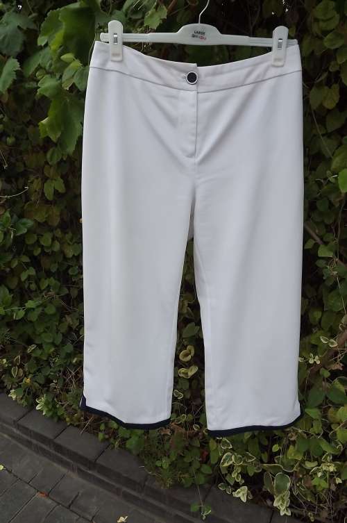 Smart white M.L CLASSICS three quarter pants with navy leg edging.Size 39/15.