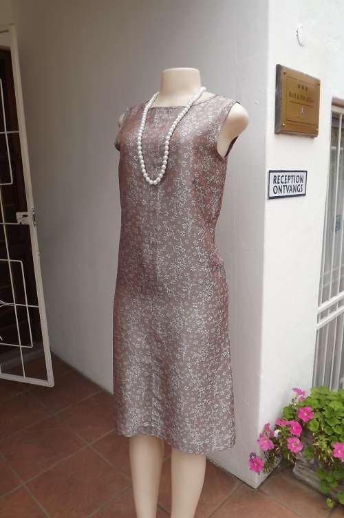 Fabulous dirty pink.Floral plain sheath dress in soft brocade.Size 34/10.Made by boutique