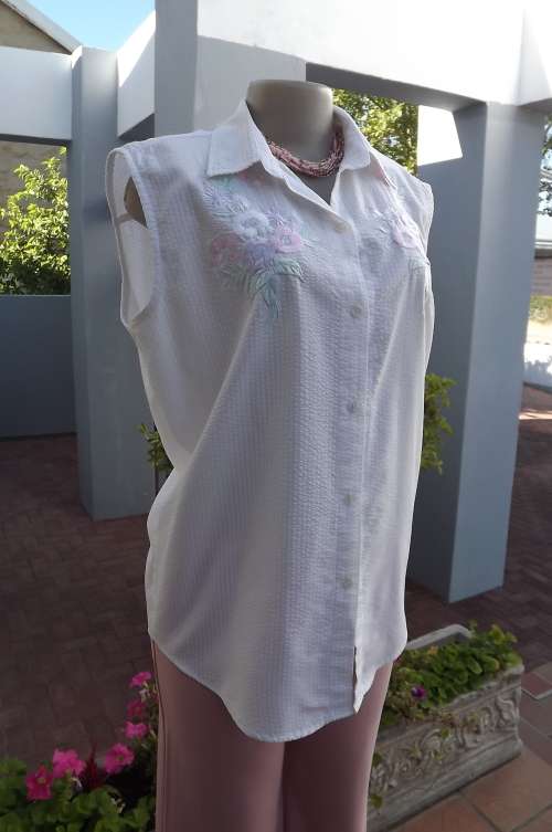 White sleeveless seersucker button down blouse by O/SO CLUB in size 42/18.
