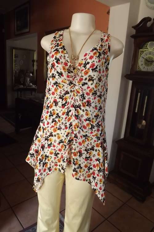 White floral sleeveless top with high/low pointed seam.Size 35/11 by S.H NANA from Korea