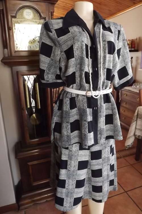 Charming 2 piece skirt suite.A line panelled skirt with elasticated waist.Size 40/16. New condition.
