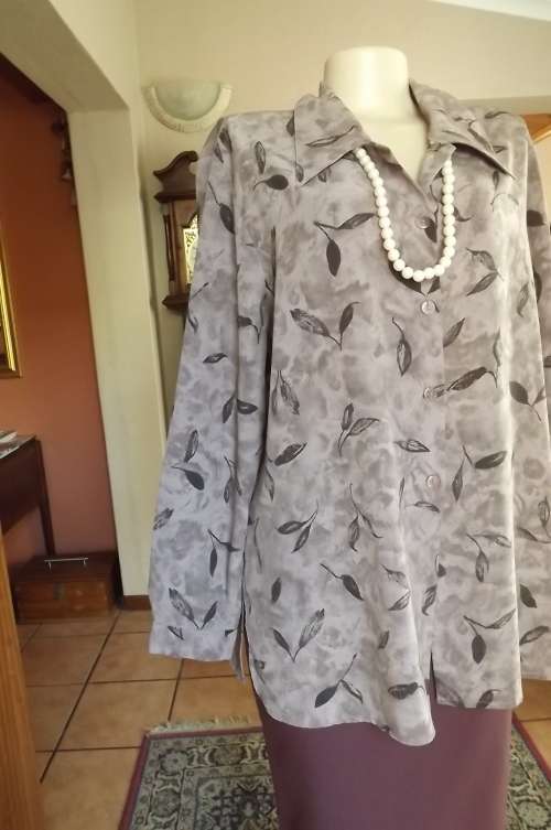 Brownpink mottled long sleeve blouse with leaf pattern.Size 44/20.Button down with shirt collar.