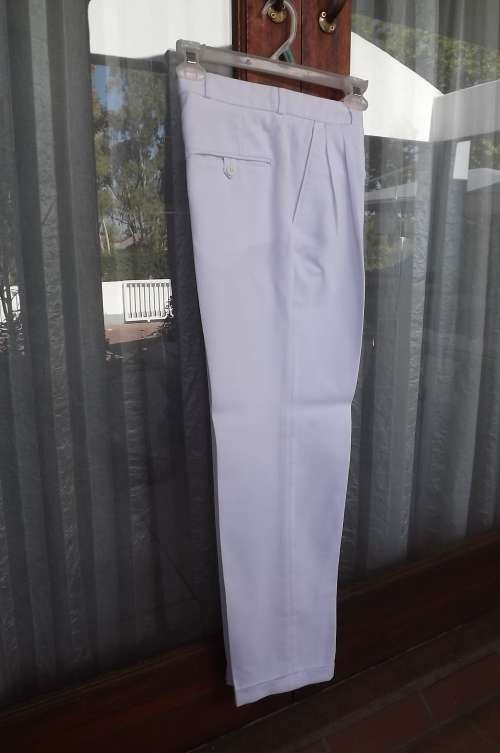 Stunning trevira and viscose snow white men's long pants in size 27/69cm waist.Turn-ups on legs