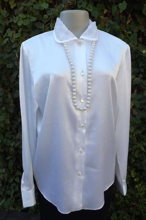 Fabulous white creased polyester satin long sleeve blouse by FOSHINI in size 36/12.New condition