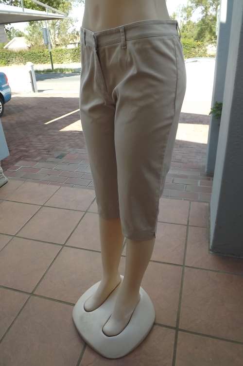 Beige WOOLWORTHS cropped pants in 100% cotton.Size 36/12.Slimming style with no pockets.As new