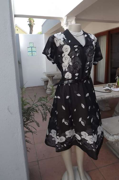 Black + white floral vintage dress in polyester/rayon fabric.Size 40/16 with collar.No zip.