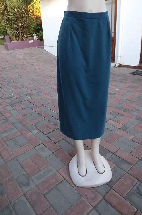 Smart jade colour pencil skirt with zip at side.Size 40/16 by DESIGN.New condition