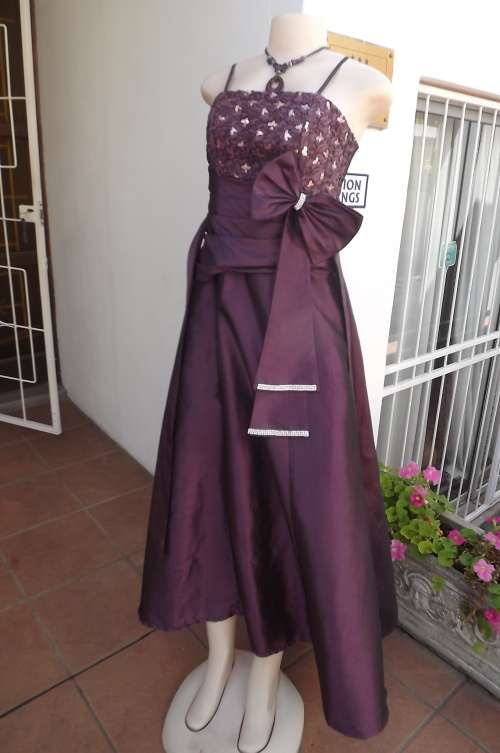 Stunning long evening dress in charming shade of purple.Size 36/12 in polyester satin.New condition