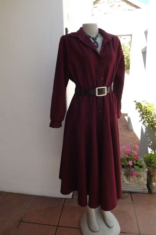 Maroon winters vintage long sleeve dress in serge fabric.Size 38/14.Good condition