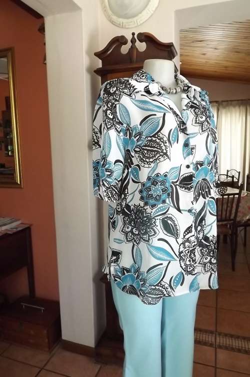 Beautiful short sleeve blouse in white with blue and black.Floral print.Size 42/18.As new