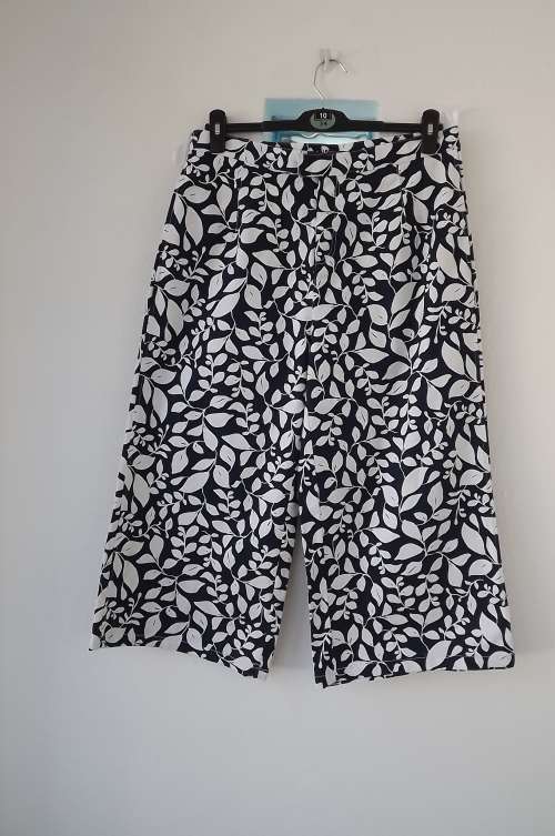Fashionable Oakridge navy + white bold floral legged cropped pants size 38/14.New condition