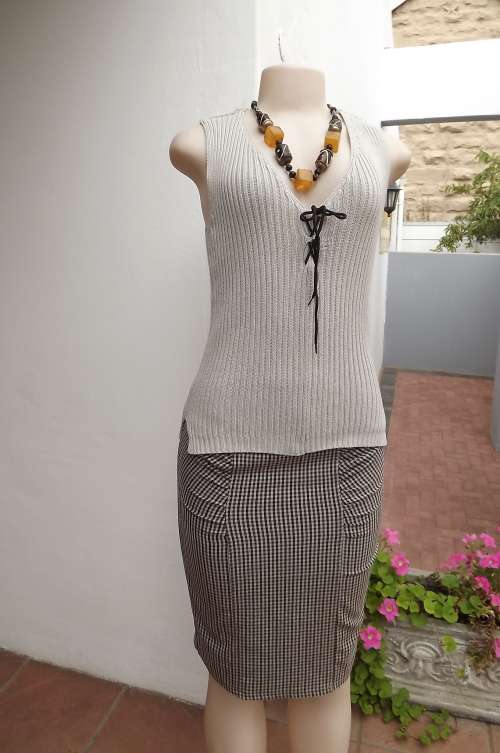 Casual ribbing knit sleeveless top in beige from WOOLWORTHS size 32/8 V front with tiestring