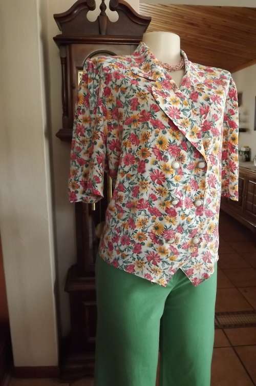 Smart top/jacket in white with pink and yellow flower pattern.Size 44/20 by WOOLWORTHS.