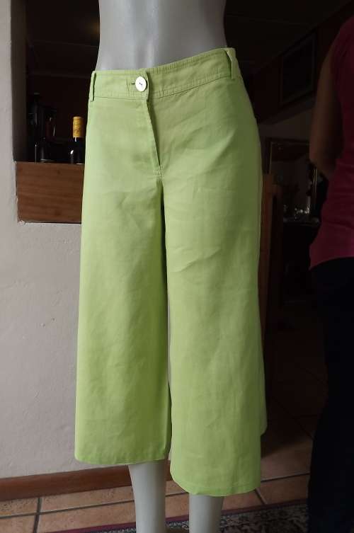 Beautiful lime colour wide legged cropped FOSHINI pants size 36/12.In 100% Ramie