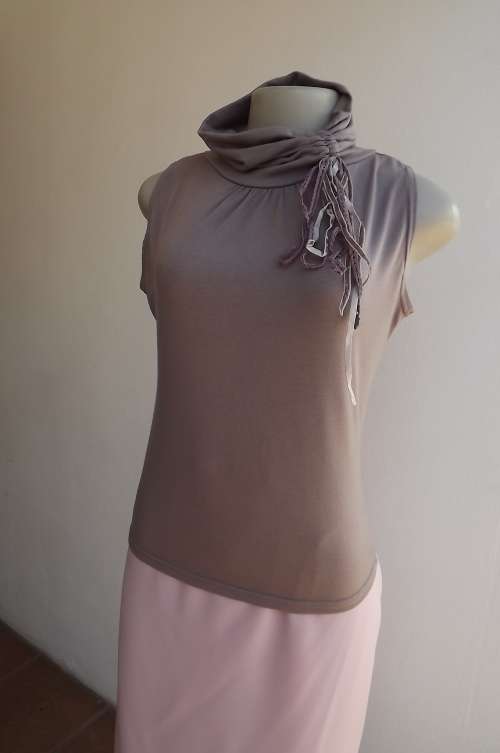 Beautiful good quality sleeveless stretch cotton poloneck top.By WEAVER in size 34/10