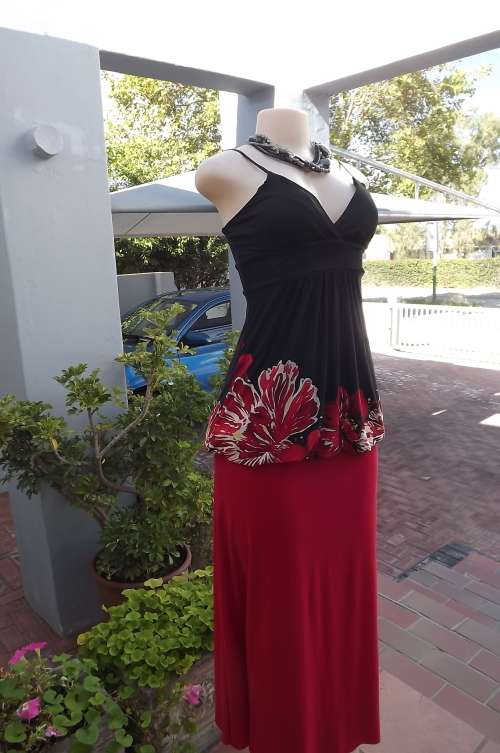 Ultra sexy black strappy top with build in bra by TWENTYONE in size 30/6 made in USA