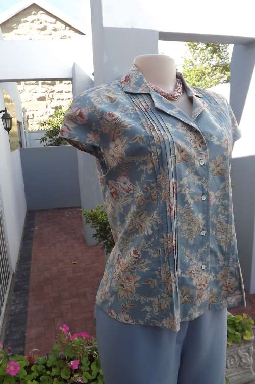 Beautiful capped sleeves top by EXCURSION in size 36/12. 100% cotton fabric in steelblue  with beige