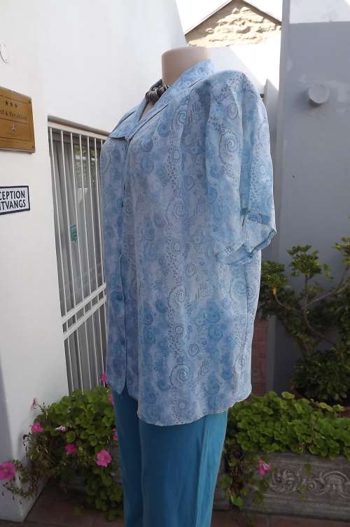 Very soft cool cotton short sleeve blouse in size 42/18.In lightblue with tasteful print.