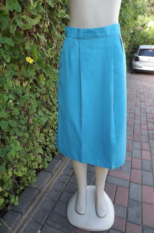 Vintage turquoise 100% polyester wash + wear skirt.Size 36/12.Box pleat and 2 small pleats on front